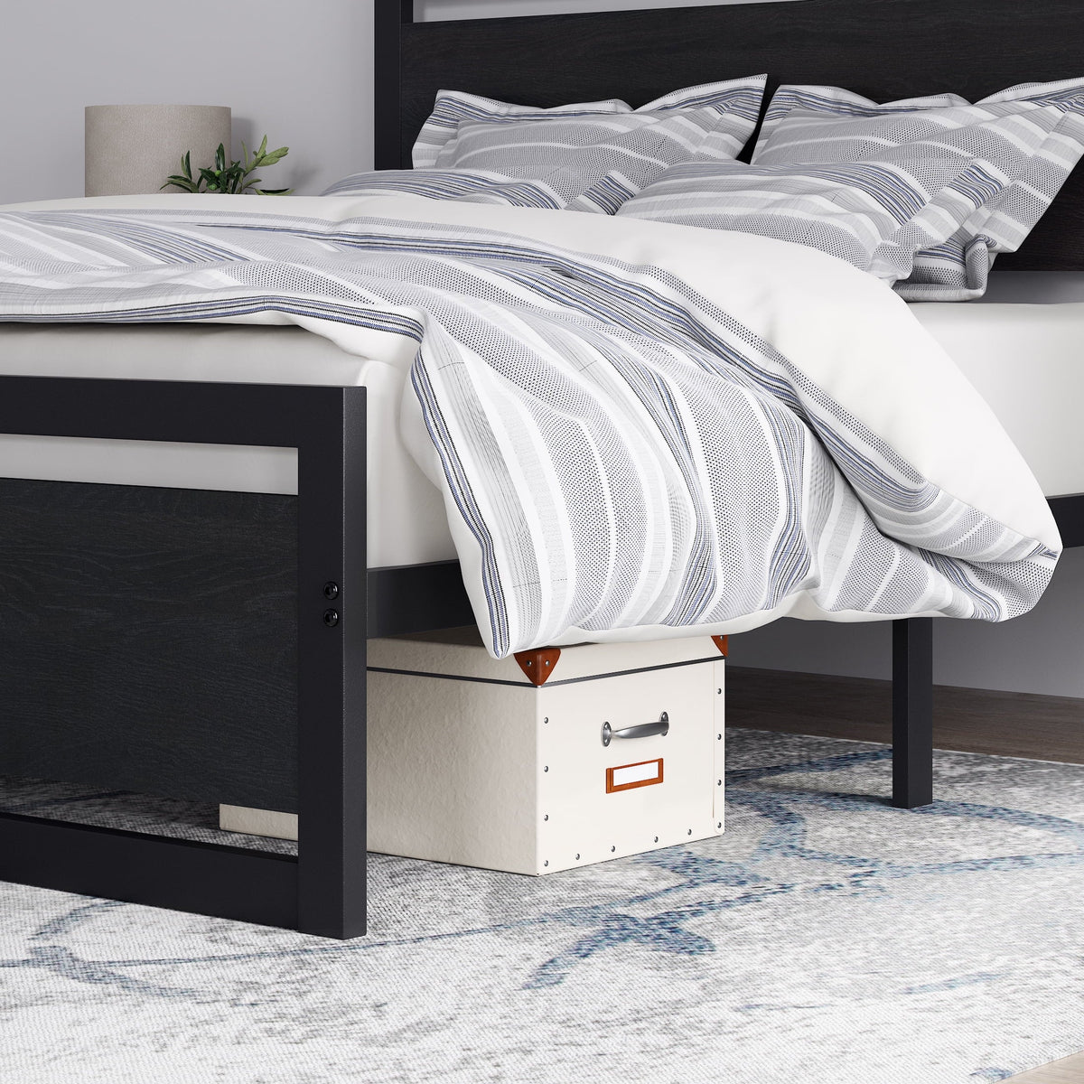 Queen Size Metal Platform Bed Frame with Wooden Headboard Footboard U2878